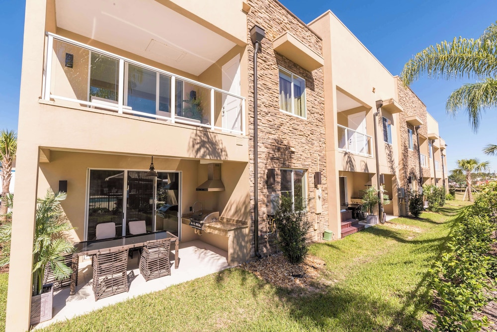 Magic Village Yards, Trademark Collection by Wyndham — Hotel building in Kissimmee, Florida