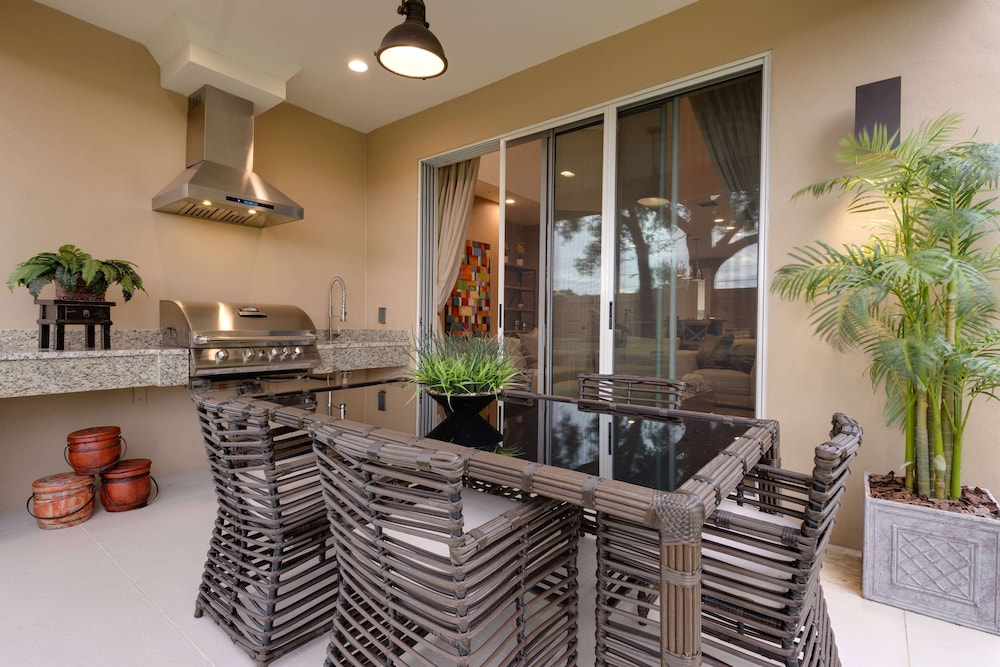 Magic Village Yards, Trademark Collection by Wyndham — Restaurant & bars in Kissimmee, Florida