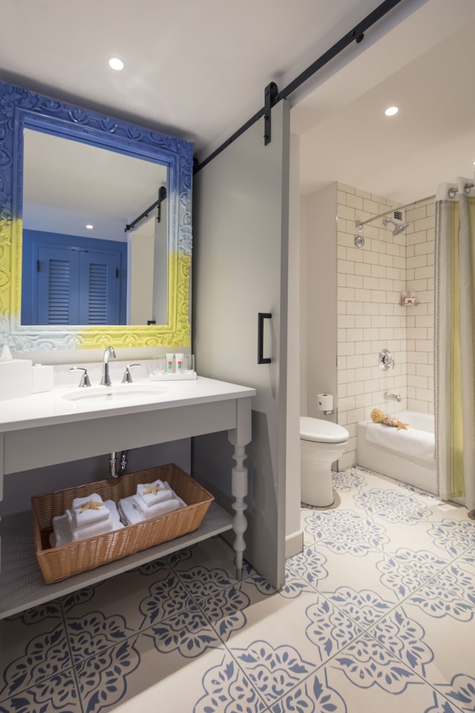 Universal's Loews Sapphire Falls Resort — Hotel rooms in Orlando, Florida