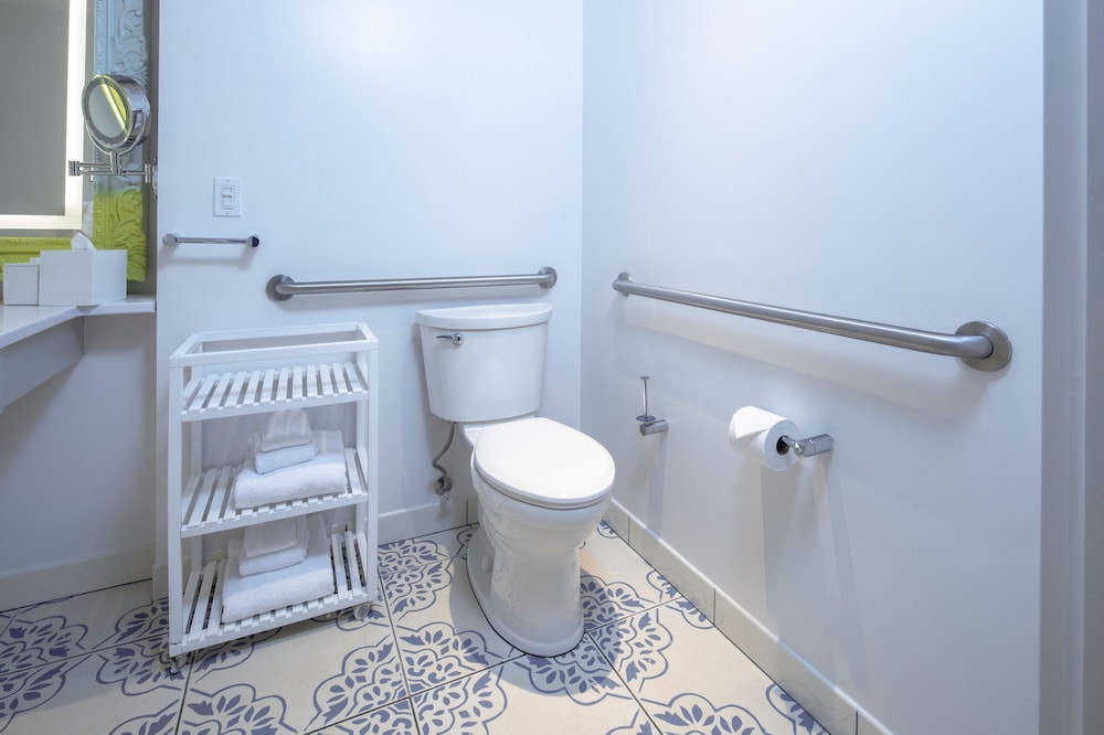 Universal's Loews Sapphire Falls Resort — Hotel rooms in Orlando, Florida