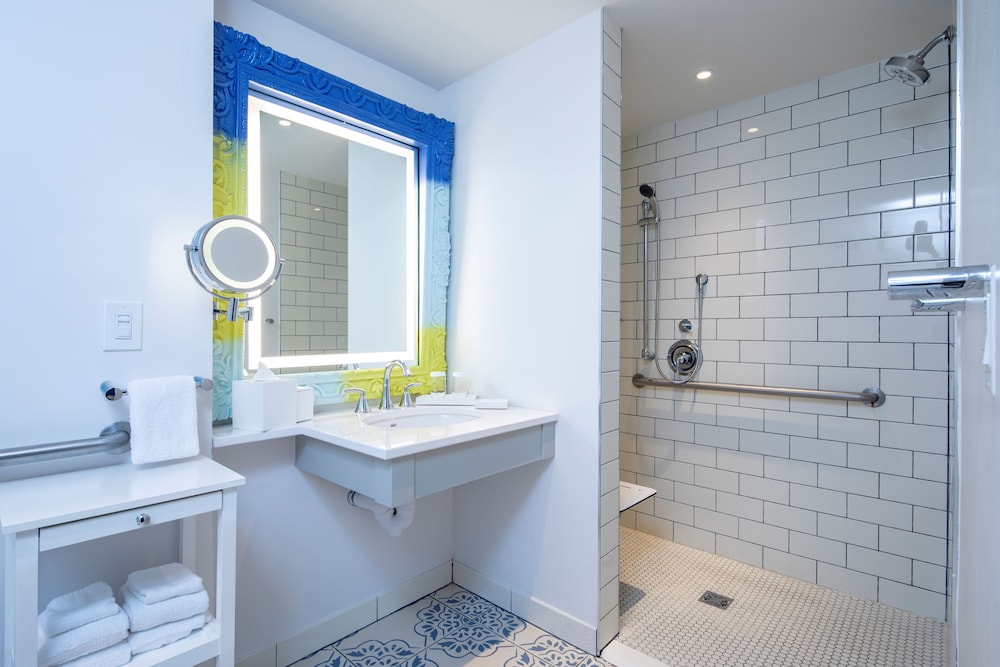 Universal's Loews Sapphire Falls Resort — Hotel rooms in Orlando, Florida