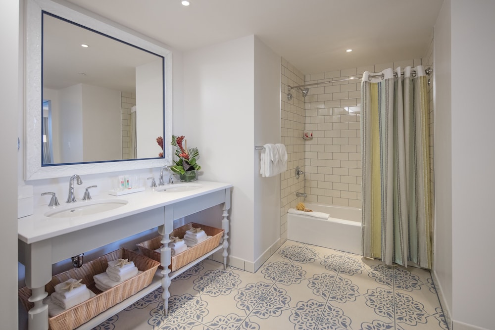 Universal's Loews Sapphire Falls Resort — Hotel rooms in Orlando, Florida