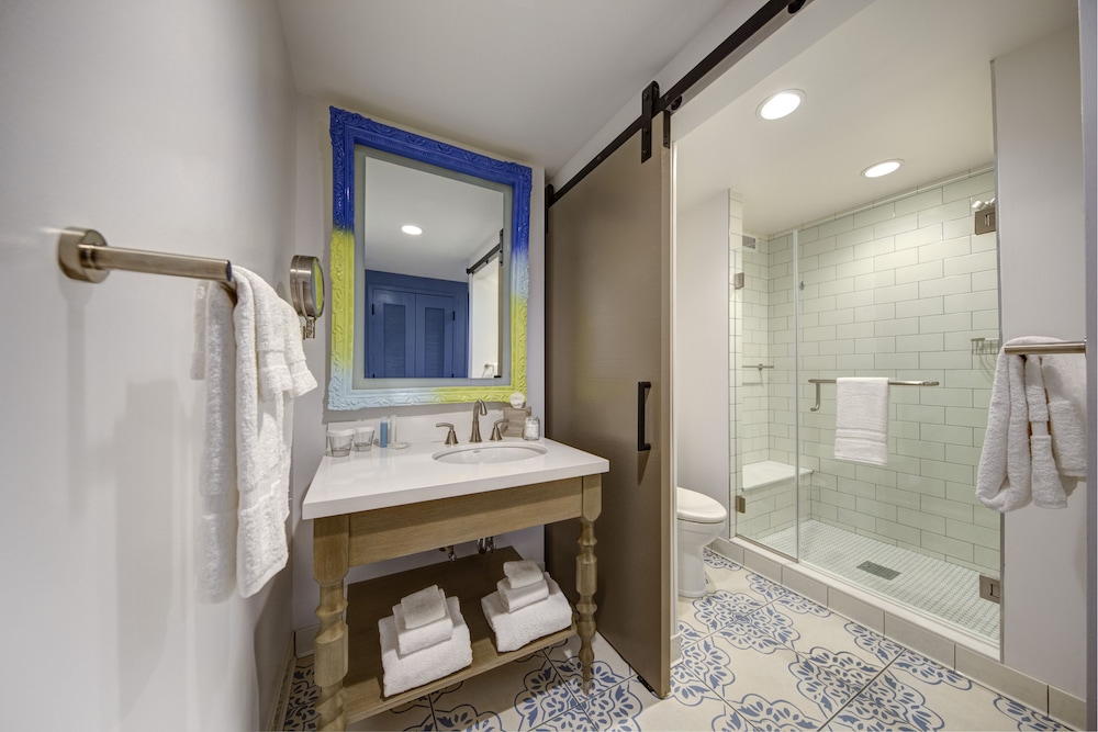Universal's Loews Sapphire Falls Resort — Hotel rooms in Orlando, Florida