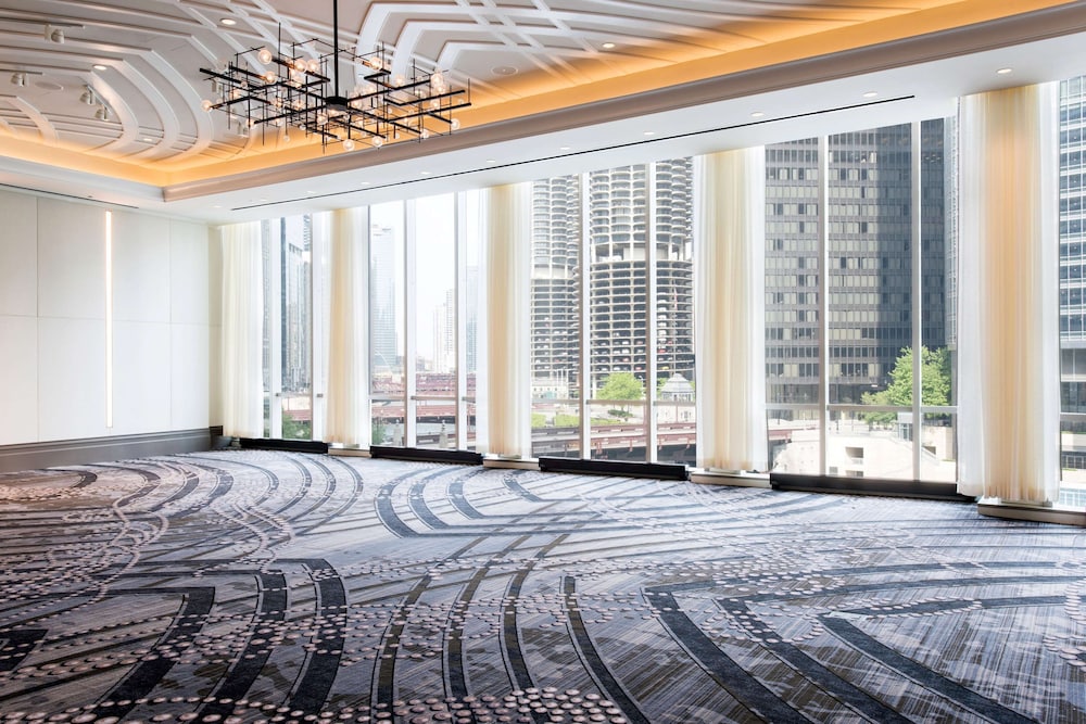 LondonHouse Chicago, Curio Collection by Hilton — Hotel rooms in Chicago, Illinois