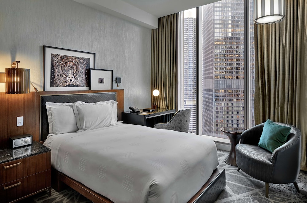 LondonHouse Chicago, Curio Collection by Hilton — Hotel rooms in Chicago, Illinois