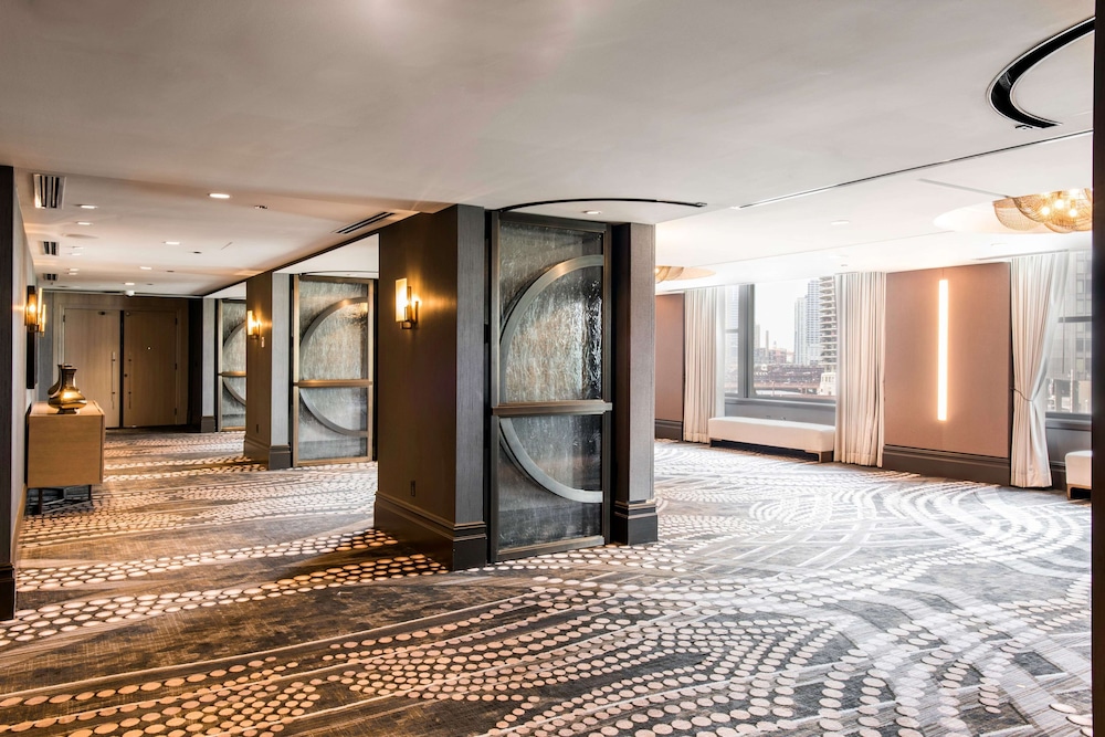LondonHouse Chicago, Curio Collection by Hilton — Hotel building in Chicago, Illinois