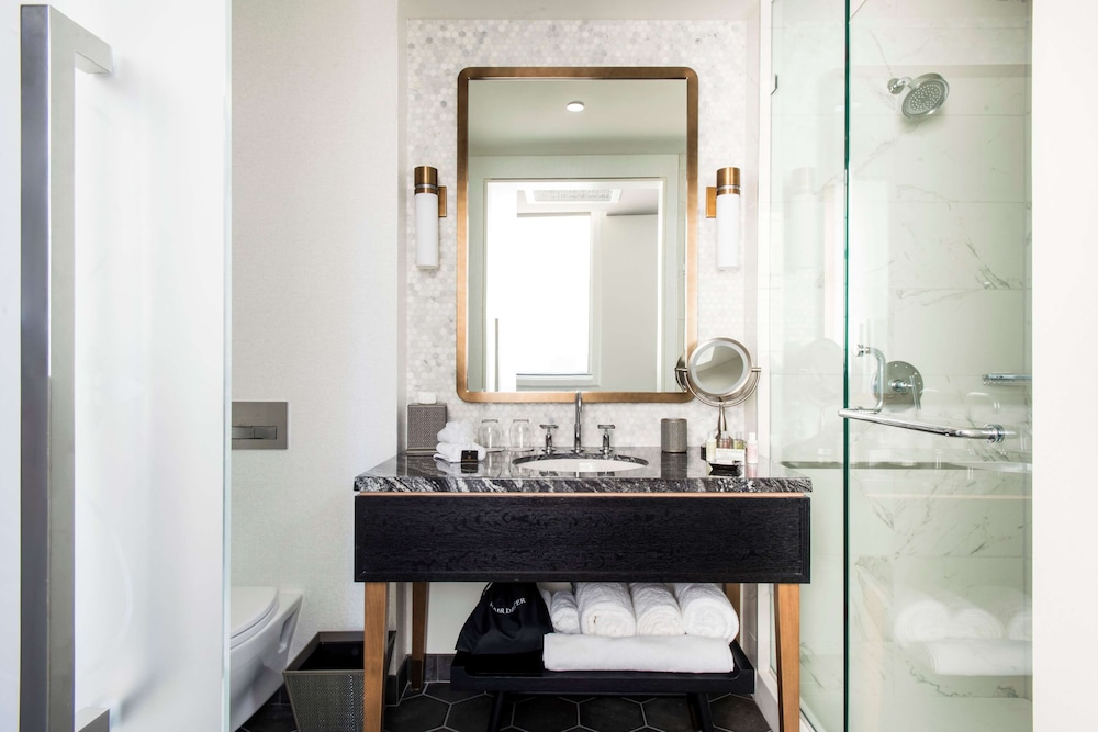 LondonHouse Chicago, Curio Collection by Hilton — Hotel rooms in Chicago, Illinois
