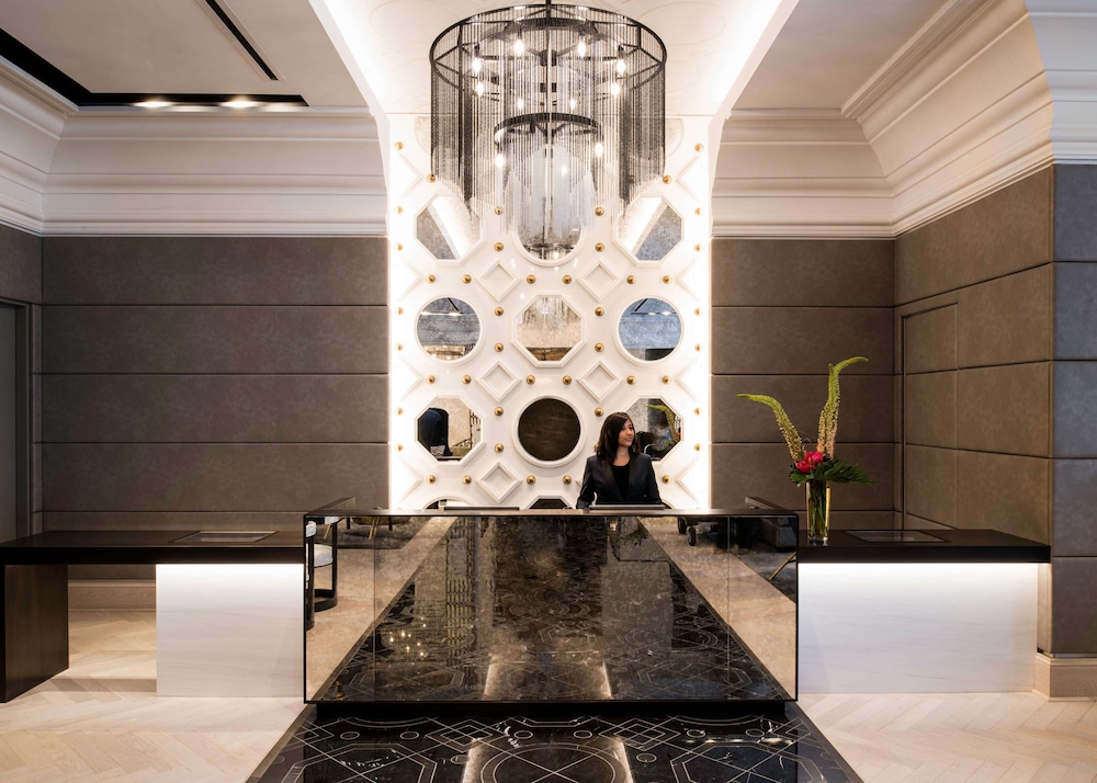 LondonHouse Chicago, Curio Collection by Hilton — Hotel building in Chicago, Illinois
