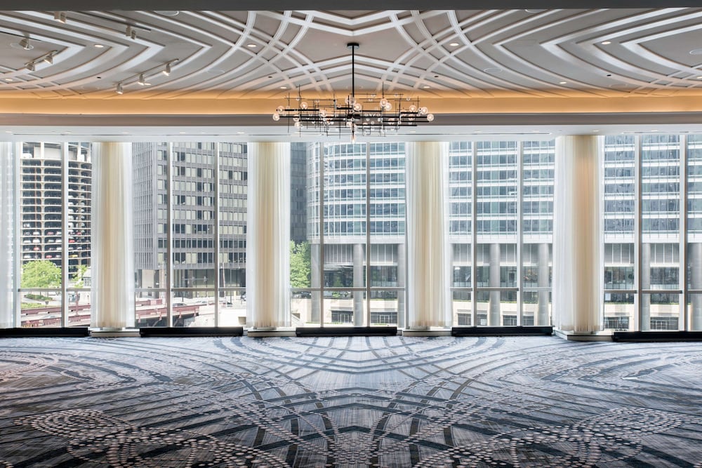 LondonHouse Chicago, Curio Collection by Hilton — Hotel building in Chicago, Illinois