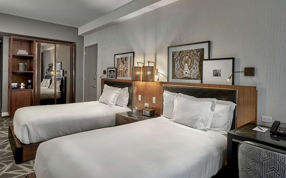 LondonHouse Chicago, Curio Collection by Hilton — Hotel rooms in Chicago, Illinois