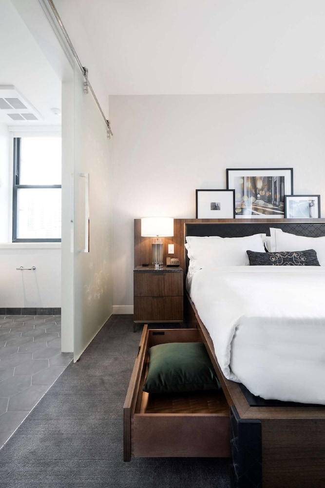 LondonHouse Chicago, Curio Collection by Hilton — Hotel rooms in Chicago, Illinois