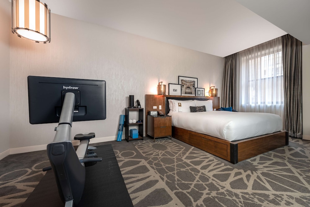 LondonHouse Chicago, Curio Collection by Hilton — Hotel rooms in Chicago, Illinois