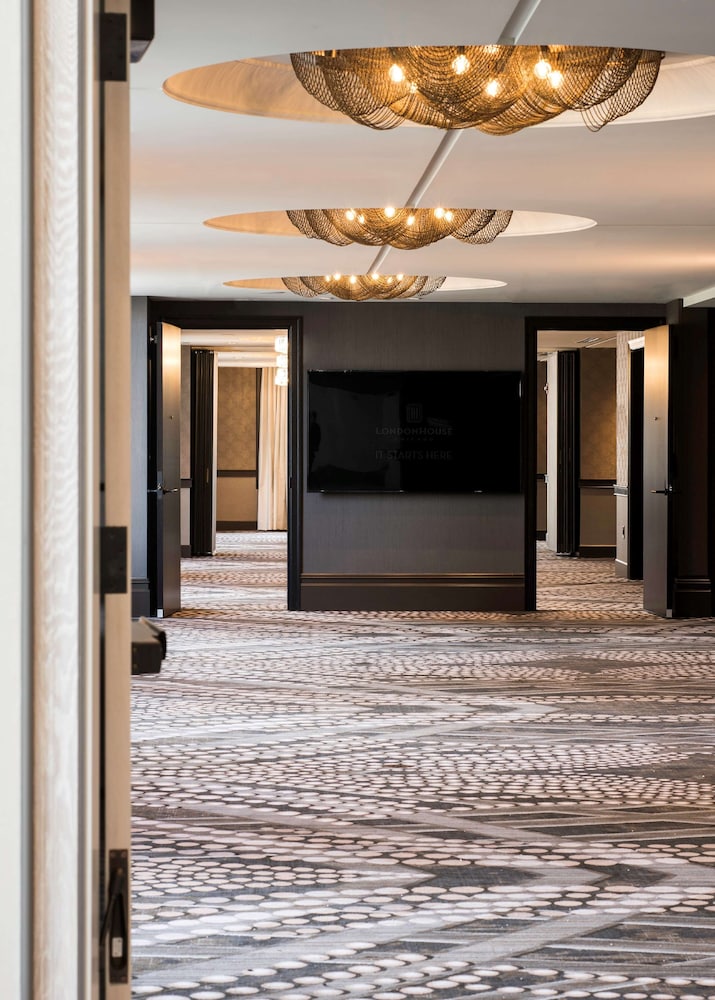 LondonHouse Chicago, Curio Collection by Hilton — Hotel building in Chicago, Illinois