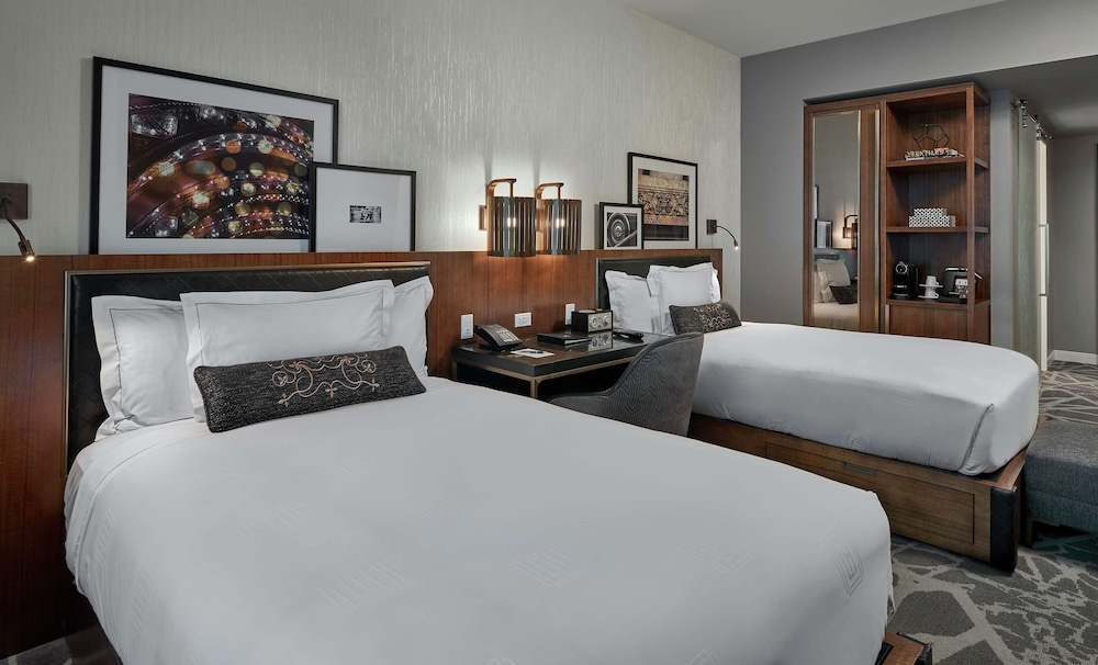 LondonHouse Chicago, Curio Collection by Hilton — Hotel rooms in Chicago, Illinois