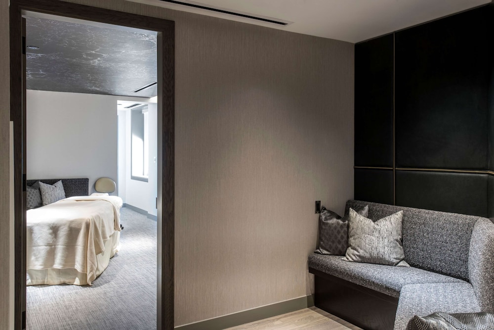 LondonHouse Chicago, Curio Collection by Hilton — Hotel rooms in Chicago, Illinois