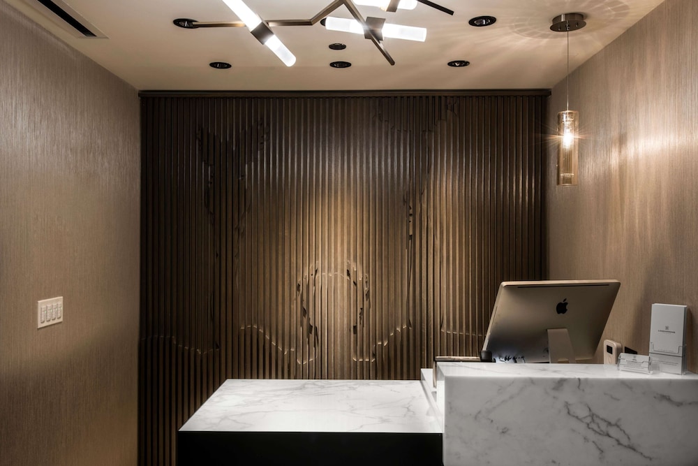 LondonHouse Chicago, Curio Collection by Hilton — Hotel building in Chicago, Illinois