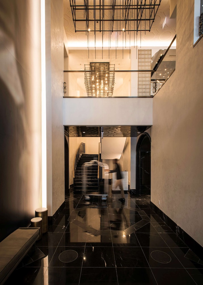 LondonHouse Chicago, Curio Collection by Hilton — Hotel building in Chicago, Illinois