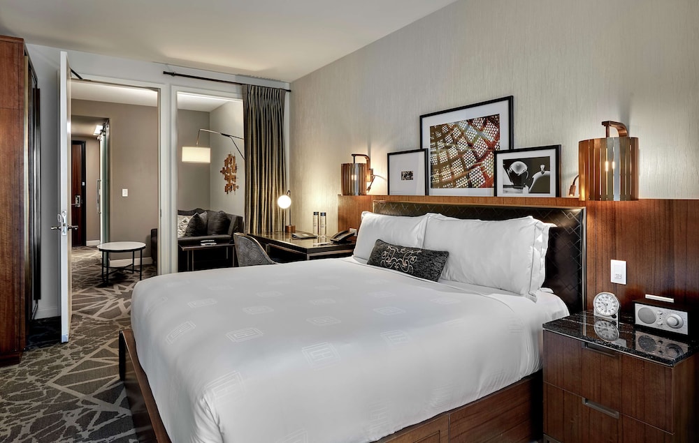 LondonHouse Chicago, Curio Collection by Hilton — Hotel rooms in Chicago, Illinois