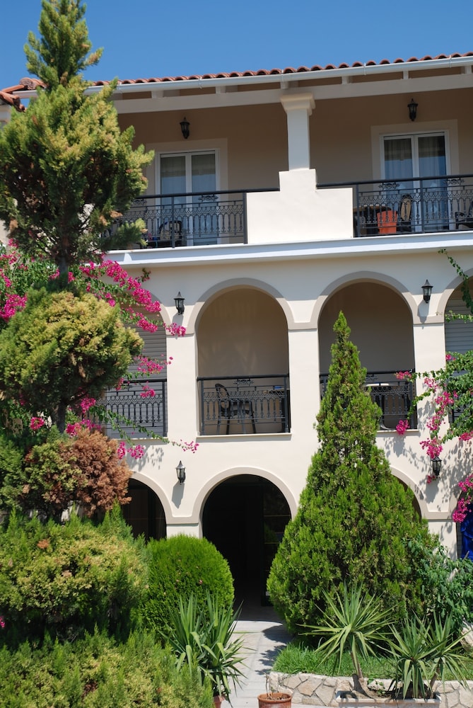 Letsos Hotel — Hotel building in Alikanas, Ionian Islands