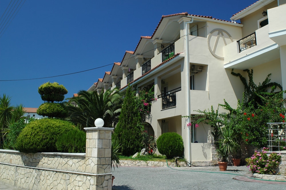 Letsos Hotel — Hotel building in Alikanas, Ionian Islands