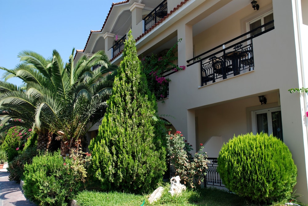 Letsos Hotel — Hotel building in Alikanas, Ionian Islands