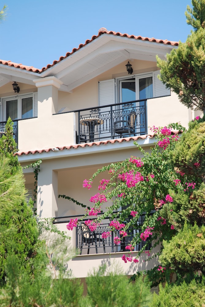 Letsos Hotel — Hotel building in Alikanas, Ionian Islands