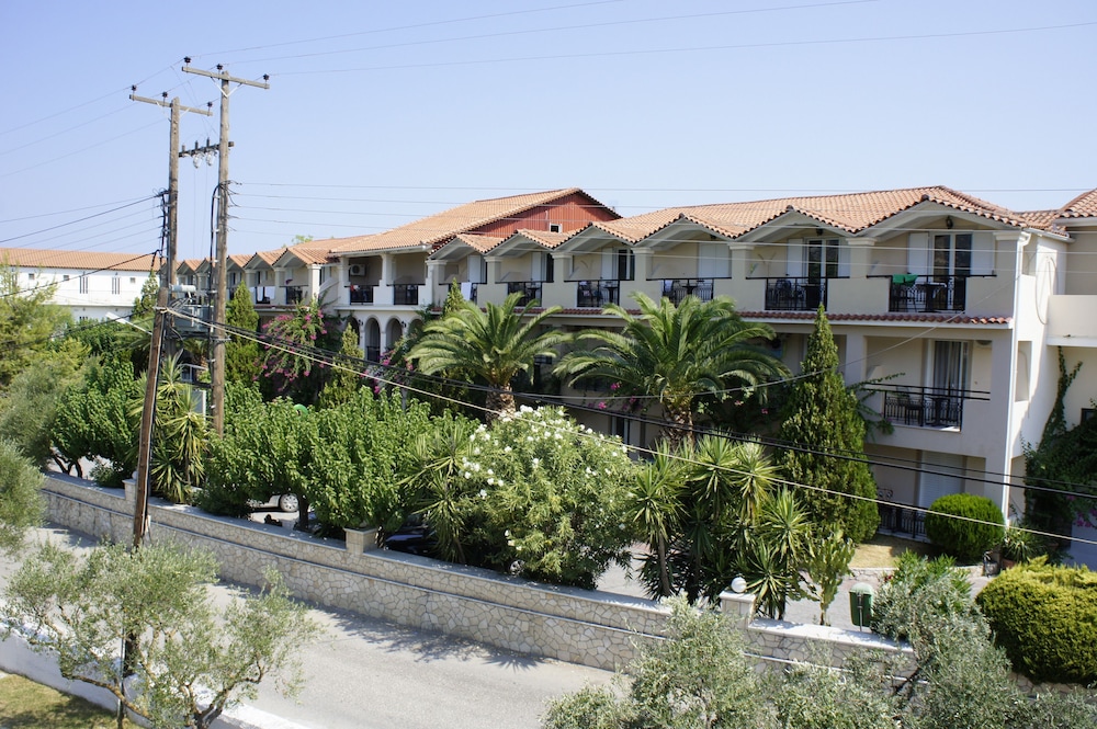 Letsos Hotel — Hotel building in Alikanas, Ionian Islands