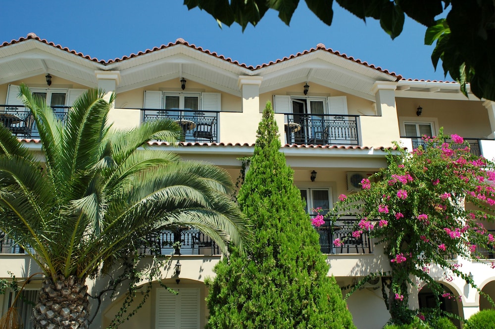 Letsos Hotel — Hotel building in Alikanas, Ionian Islands