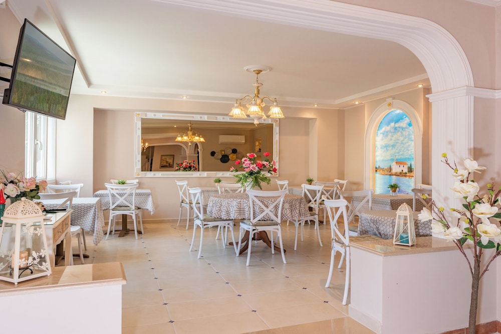 Hotel Sirena Beach — Hotel building in Gouvia, Ionian Islands