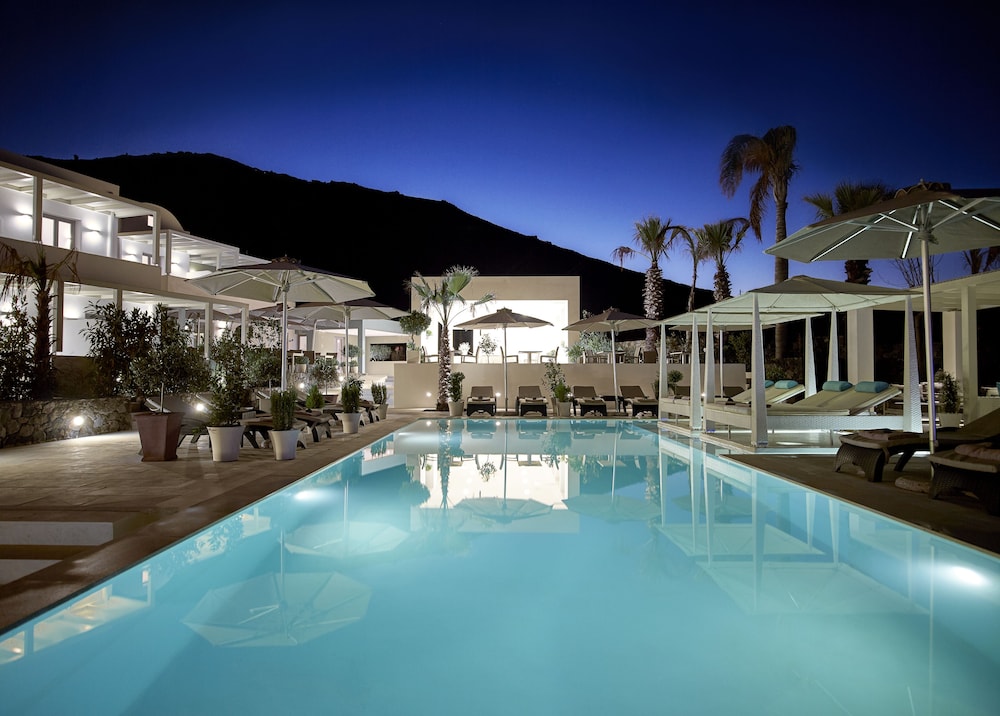 Aurora Luxury Suites — Swimming pool in Imerovigli, South Aegean