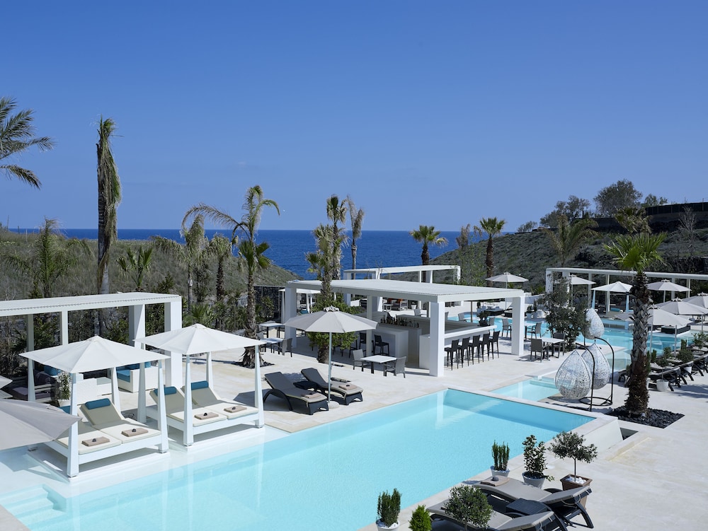 Aurora Luxury Suites — Swimming pool in Imerovigli, South Aegean