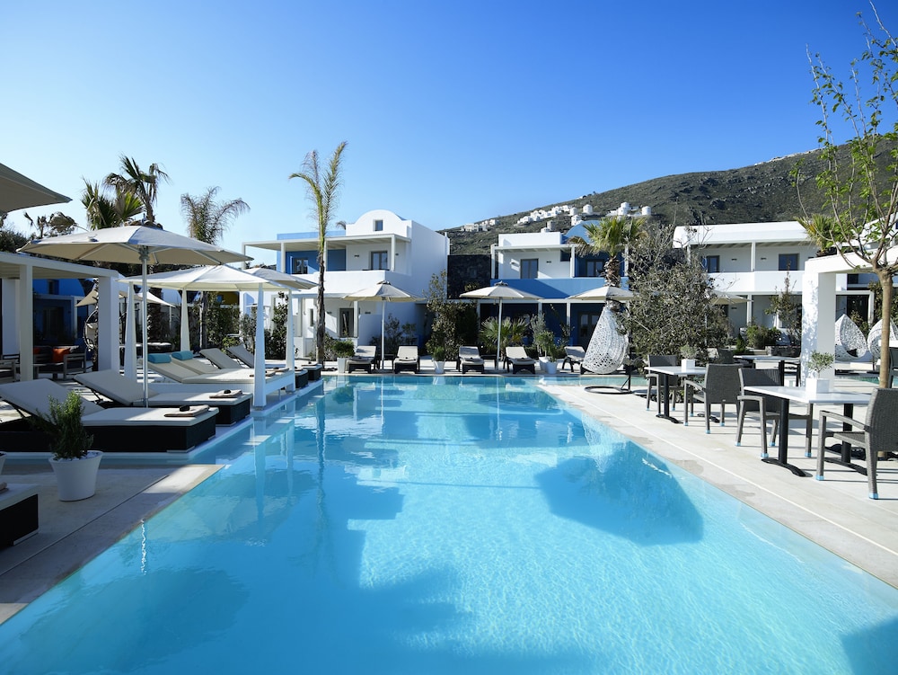 Aurora Luxury Suites — Swimming pool in Imerovigli, South Aegean