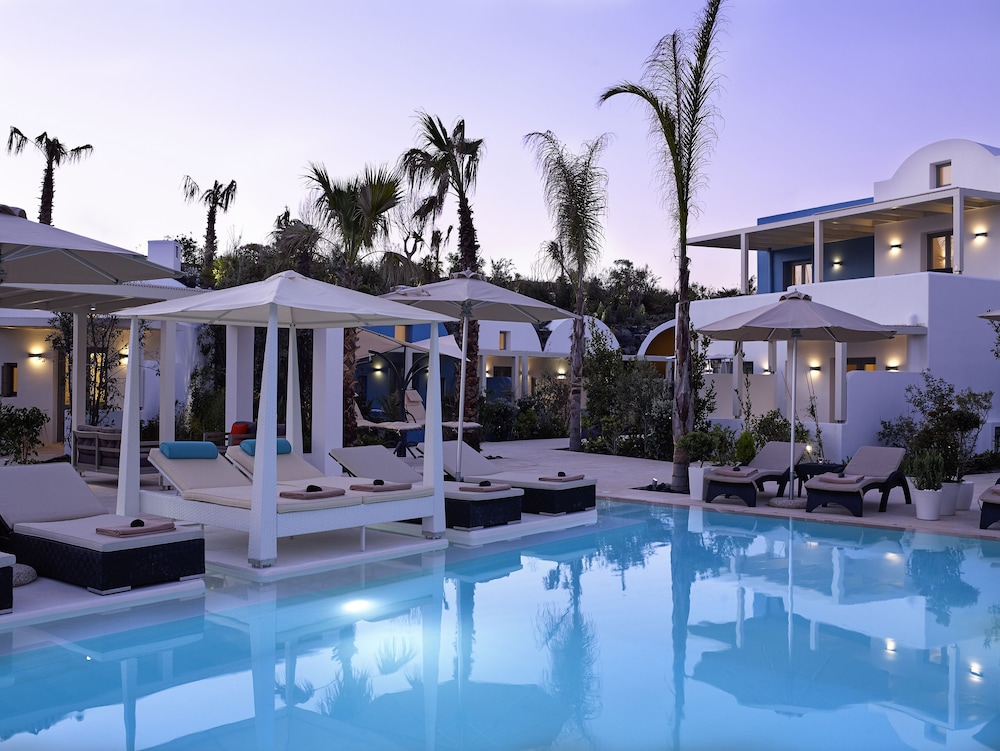 Aurora Luxury Suites — Swimming pool in Imerovigli, South Aegean