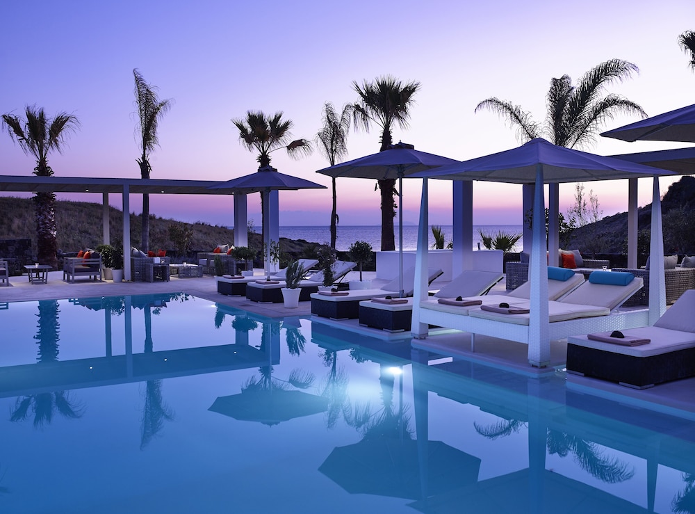 Aurora Luxury Suites — Swimming pool in Imerovigli, South Aegean