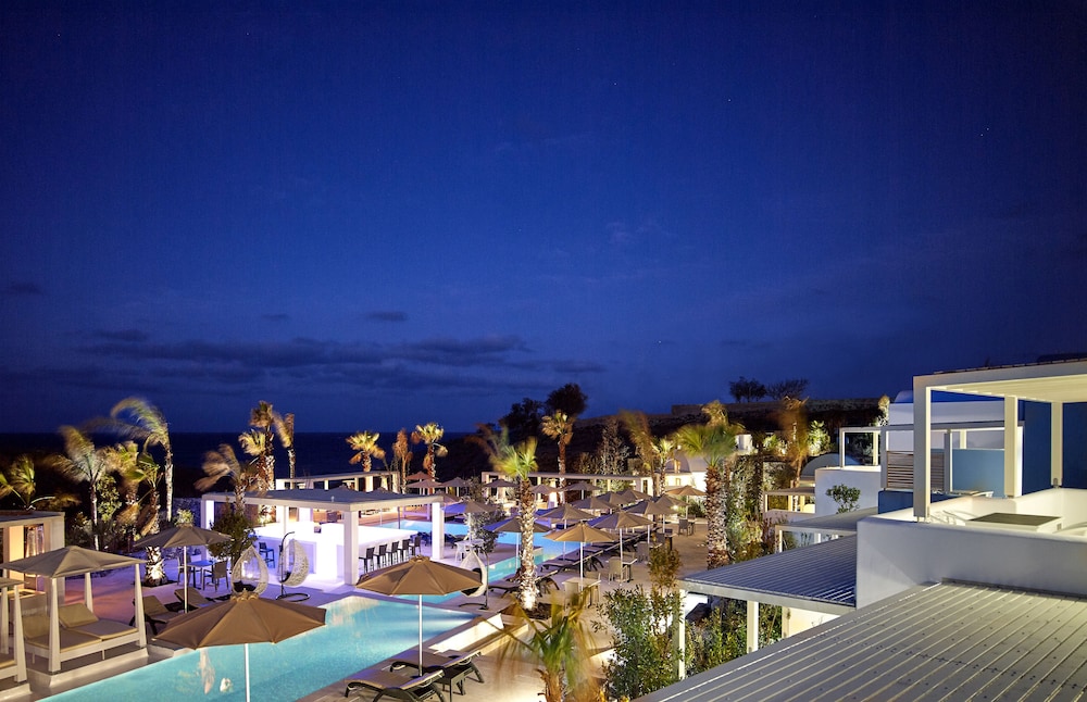 Aurora Luxury Suites — Swimming pool in Imerovigli, South Aegean