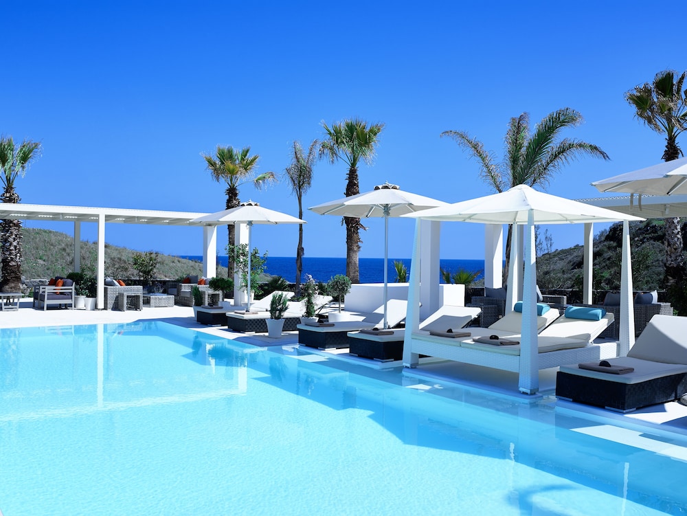 Aurora Luxury Suites — Swimming pool in Imerovigli, South Aegean