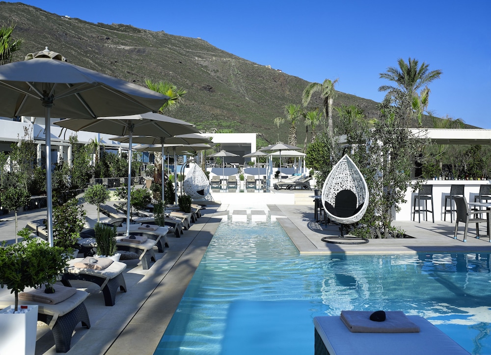 Aurora Luxury Suites — Swimming pool in Imerovigli, South Aegean