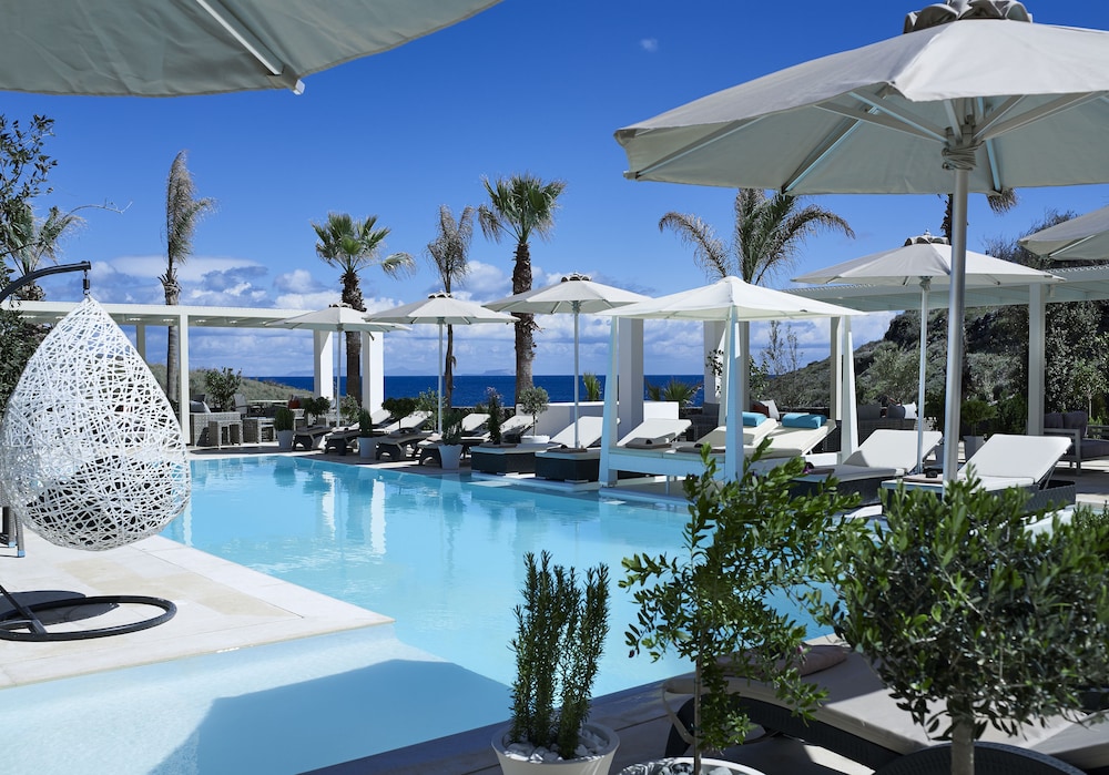 Aurora Luxury Suites — Swimming pool in Imerovigli, South Aegean