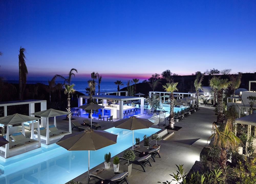 Aurora Luxury Suites — Swimming pool in Imerovigli, South Aegean