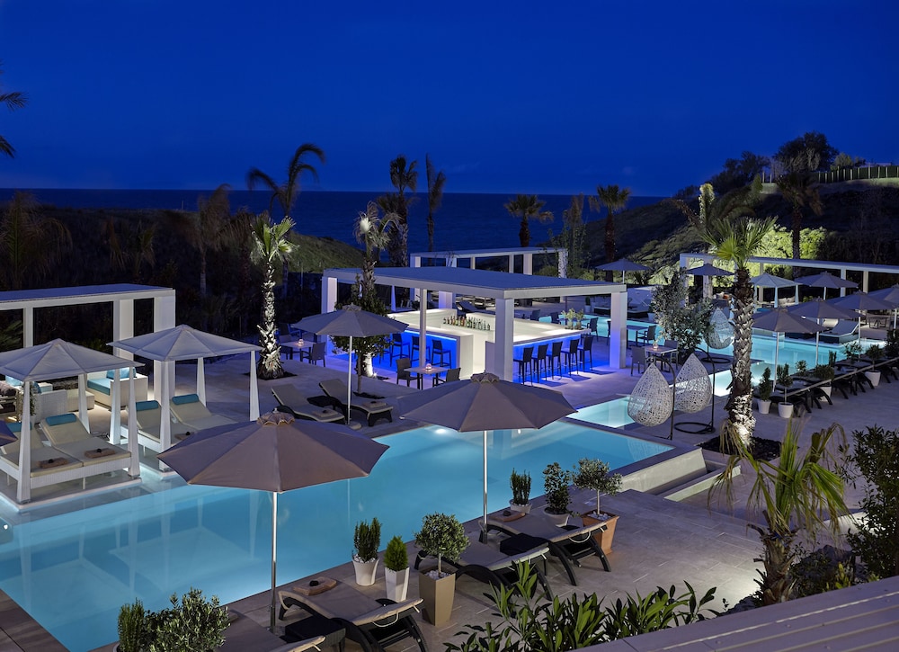 Aurora Luxury Suites — Swimming pool in Imerovigli, South Aegean