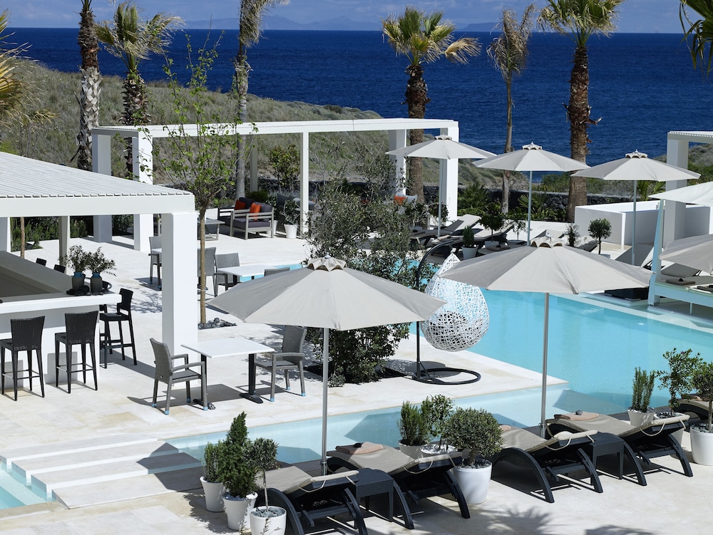 Aurora Luxury Suites — Swimming pool in Imerovigli, South Aegean