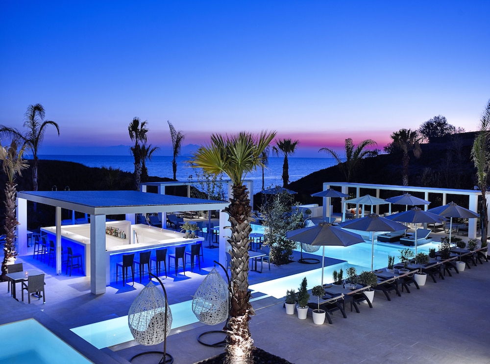 Aurora Luxury Suites — Swimming pool in Imerovigli, South Aegean