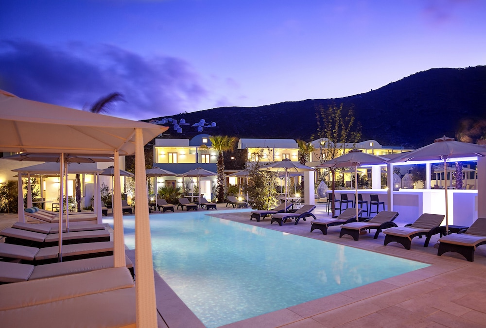 Aurora Luxury Suites — Swimming pool in Imerovigli, South Aegean