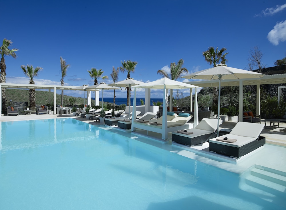 Aurora Luxury Suites — Swimming pool in Imerovigli, South Aegean