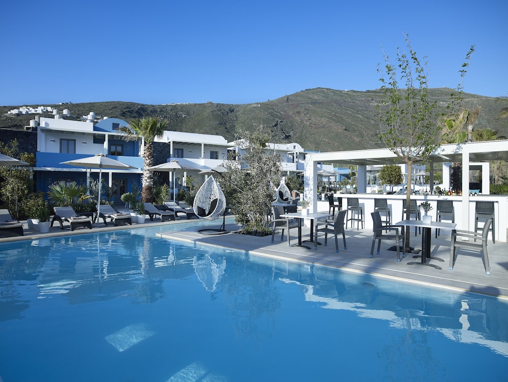 Aurora Luxury Suites — Swimming pool in Imerovigli, South Aegean