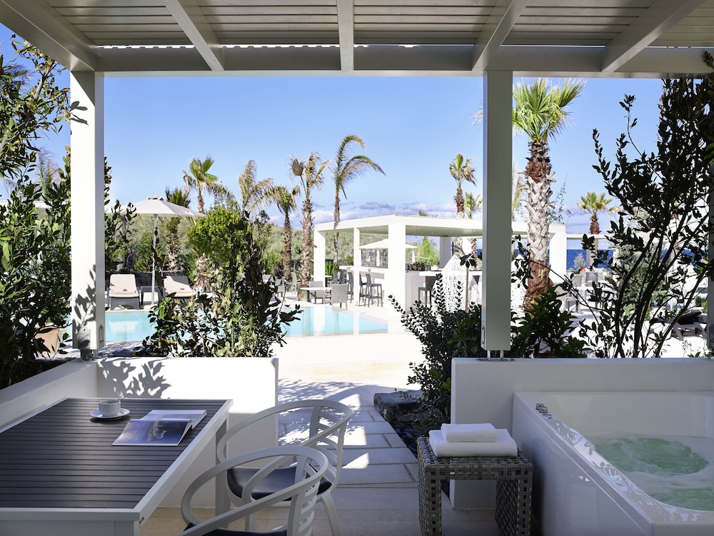 Aurora Luxury Suites — Swimming pool in Imerovigli, South Aegean