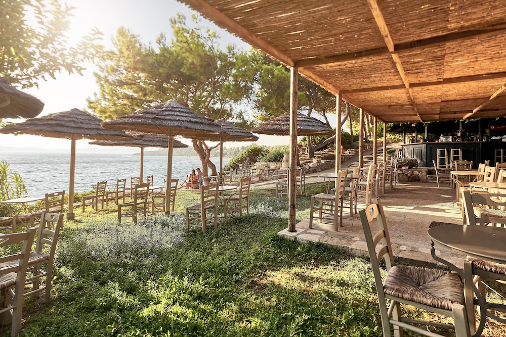 White Rocks Hotel Kefalonia — Restaurant & bars in Lassi, Ionian Islands