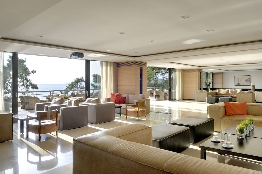 White Rocks Hotel Kefalonia — Hotel building in Lassi, Ionian Islands
