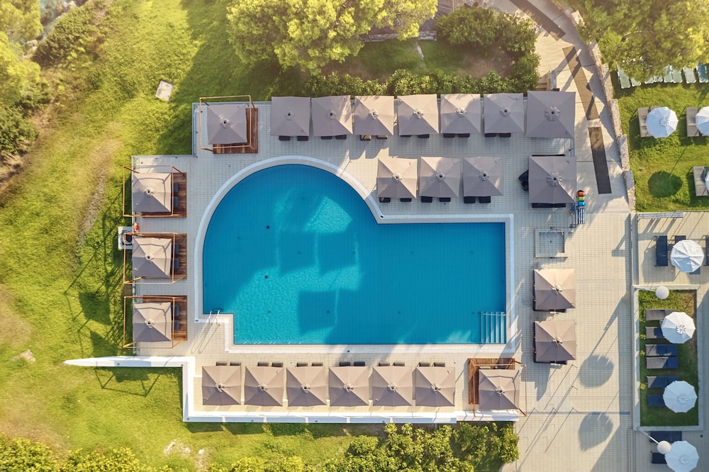 White Rocks Hotel Kefalonia — Swimming pool in Lassi, Ionian Islands