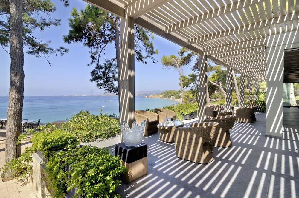 White Rocks Hotel Kefalonia — Restaurant & bars in Lassi, Ionian Islands